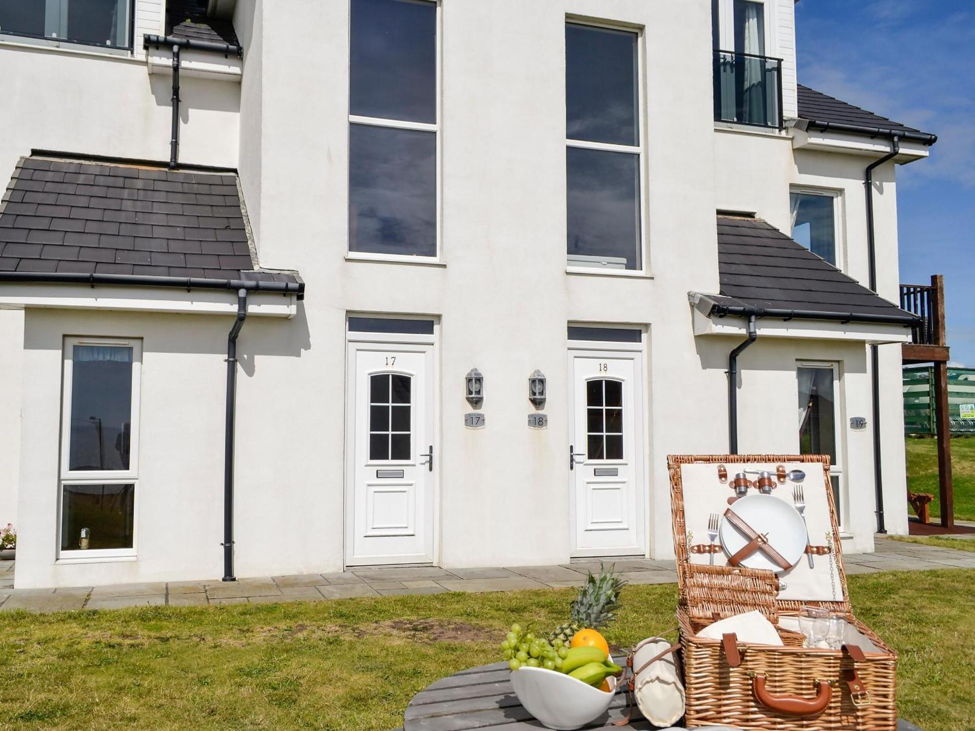 Seaviews And Hot Tub At The Fairways - Uk39821 Villa Portpatrick Exterior photo